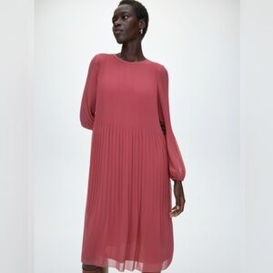 New Aritzia Wilfred Daydreamer Midi Dress
Pleated chiffon midi dress